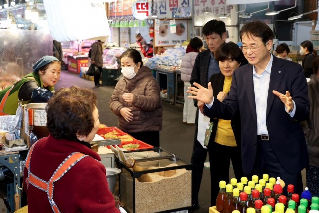 고양시, 설 명절 맞아 전통시장 격려 방문…장보기 동참