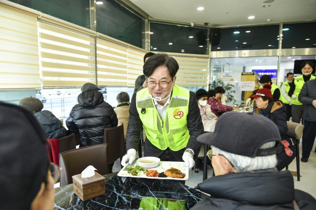 김병수 김포시장, 어르신 점심 직접 챙기며 '현장행정' 시동