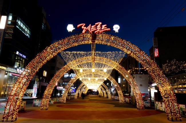 BTS 공연 이후 어디?…마포, 별빛 터널 밝히고 