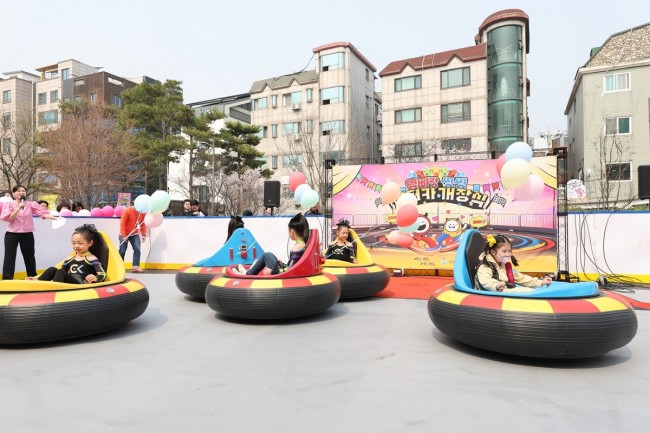 봄 주말마다 북적…마포구, '엄빠랑 씽씽 범퍼카' 인기