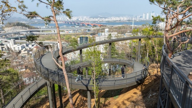 발 아래는 푸른 숲, 눈앞에는 한강뷰…양천구, 용왕산 224ｍ '스카이워크' 개방