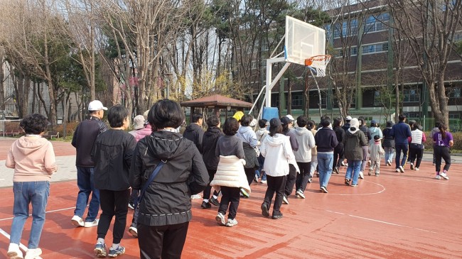 서초구, '슬로우조깅 건강교실' 뜨거운 참여 열기 속 순항