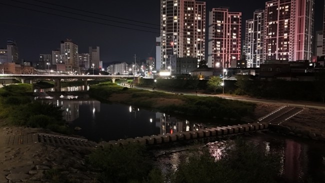 의정부시, 주민이 만든 빛…중랑천 징검다리 야간 안전 밝혀