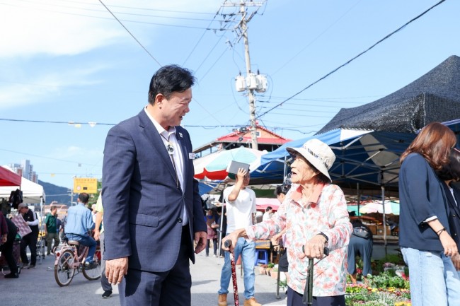 성수석 이천시장, 추석 맞아 전통시장 찾아 시민·상인들과 온정 나눠